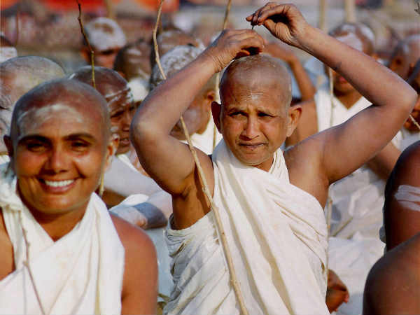 ಕುಂಭಮೇಳ: ನಿರ್ಬಂಧ ಮೀರಿ ನುಗ್ಗುವ ವಿಐಪಿಗಳು ಕುಂಭಮೇಳ: ನಿರ್ಬಂಧ ಮೀರಿ ನುಗ್ಗುವ ವಿಐಪಿಗಳು