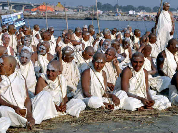 ಕುಂಭಮೇಳ: ನಿರ್ಬಂಧ ಮೀರಿ ನುಗ್ಗುವ ವಿಐಪಿಗಳು ಕುಂಭಮೇಳ: ನಿರ್ಬಂಧ ಮೀರಿ ನುಗ್ಗುವ ವಿಐಪಿಗಳು