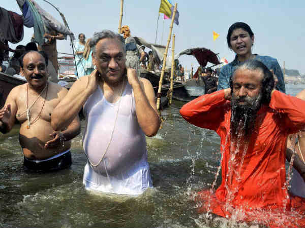 ಕುಂಭಮೇಳ: ನಿರ್ಬಂಧ ಮೀರಿ ನುಗ್ಗುವ ವಿಐಪಿಗಳು ಕುಂಭಮೇಳ: ನಿರ್ಬಂಧ ಮೀರಿ ನುಗ್ಗುವ ವಿಐಪಿಗಳು