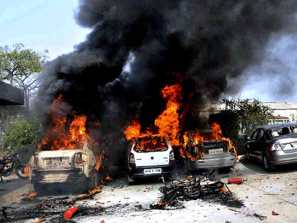 ನೋಯ್ಡಾದಲ್ಲಿ ಕಾರುಗಳು ಭಸ್ಮ