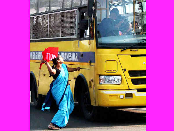 ಭುವನೇಶ್ವರ ರೈಲ್ವೆ ನಿಲ್ದಾಣದ ಹೊರ ಭಾಗದಲ್ಲಿ