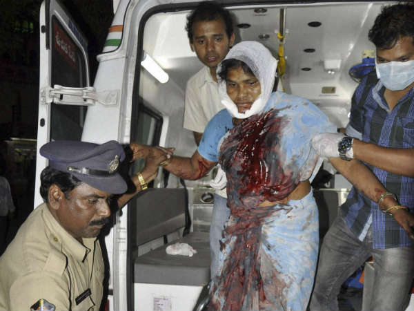 ಗಾಯಾಳುವನ್ನು ಆಸ್ಪತ್ರೆಗೆ ಸಾಗಿಸುತ್ತಿರುವ ದೃಶ್ಯ