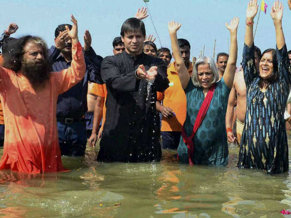 ಗಂಗೆಗೆ ಅರ್ಘ್ಯ ಬಿಟ್ಟ ವಿವೇಕ್ ಓಬೇರಾಯ್