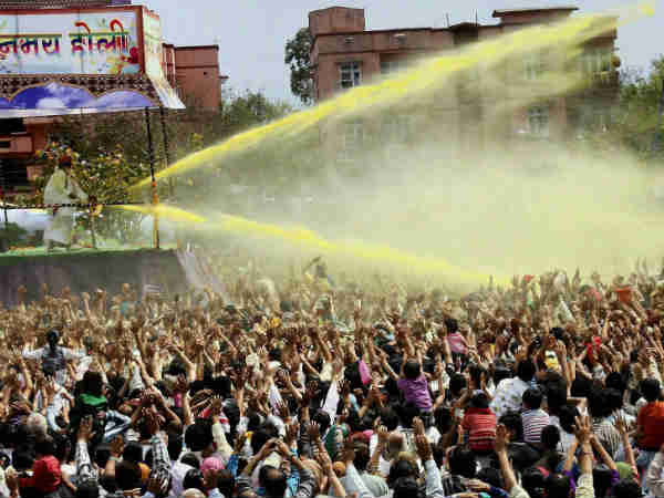 ಹೋಳಿ ಸಂಭ್ರಮದ ಆಚರಣೆ ಚಿತ್ರಗಳು