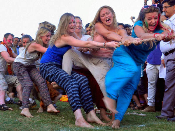 ಬಣ್ಣದ ಹಬ್ಬ ಸಂಭ್ರಮ ಮುಗಿಲು ಮುಟ್ಟಿದೆ 