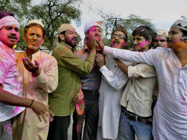 ಬಣ್ಣದ ಹಬ್ಬ ಸಂಭ್ರಮ ಮುಗಿಲು ಮುಟ್ಟಿದೆ 