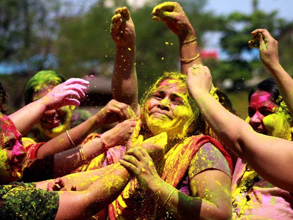 ಬಣ್ಣದ ಹಬ್ಬದ ಸಂಭ್ರಮ