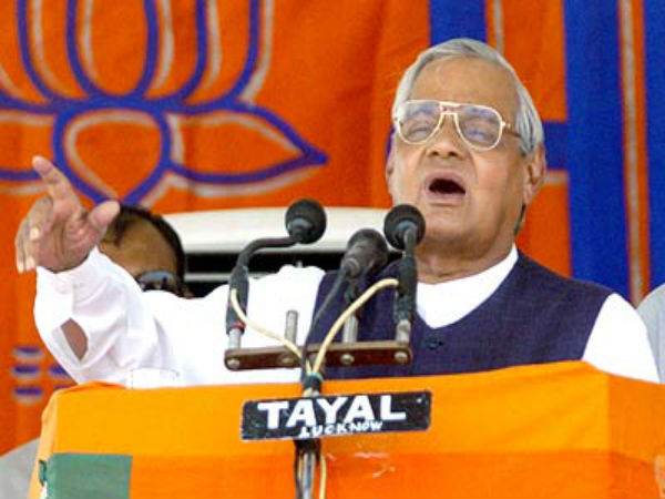 ಪಕ್ಷದ ಜಾಹೀರಾತಿನಲ್ಲಿ ಯಾರ್ಯಾರು ಇದ್ದಾರೆ?