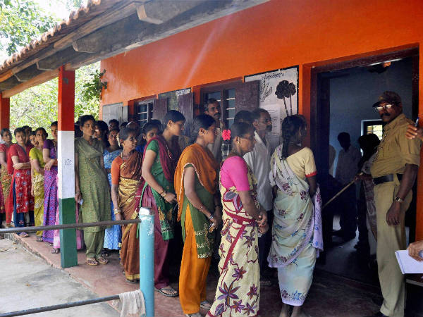 ಮತದಾನ ಹಕ್ಕು ಚಲಾಯಿಸಿದ ಕರ್ನಾಟಕ