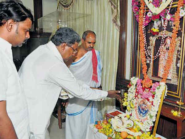 ಸಿದ್ದರಾಮಯ್ಯ 'ಹರಕೆಯ ಕುರಿ':