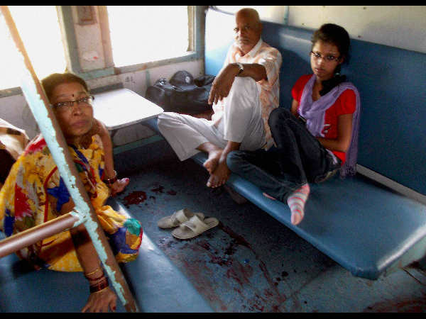 ರೈಲಿನ ಮೇಲೆ ಗುಂಡಿನ ದಾಳಿ ರೈಲಿನ ಮೇಲೆ ಗುಂಡಿನ ದಾಳಿ