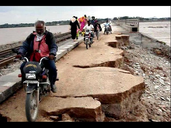 ಗಬ್ಬೆದ್ದು ಹೋದ ಮಂತ್ರಾಲಯ ಗಬ್ಬೆದ್ದು ಹೋದ ಮಂತ್ರಾಲಯ
