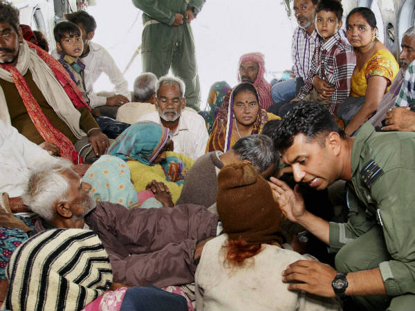 ಸಂತ್ರಸ್ತರನ್ನು ಸಂತೈಸುತ್ತಿರುವ ಯೋಧ