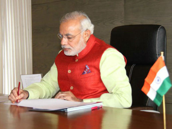 ಅತ್ಯಾಪ್ತರಿಂದ ಬಟ್ಟೆ ಕಾಣಿಕೆ 