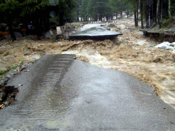 ರಸ್ತೆಯೇ ಇಬ್ಬಾಗವಾಗಿತ್ತು