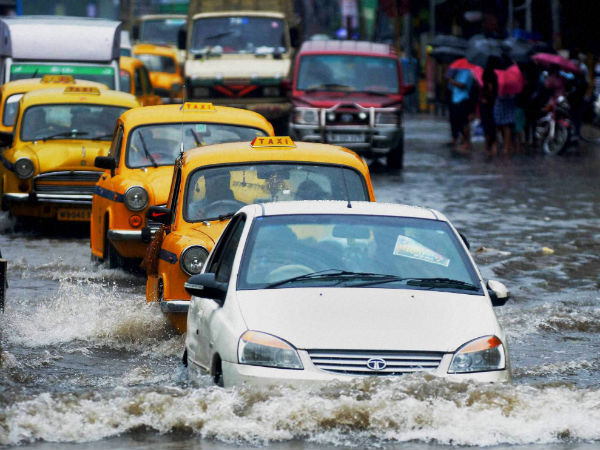 ನೀರಿನ ನಡುವೆ ಕಾರು