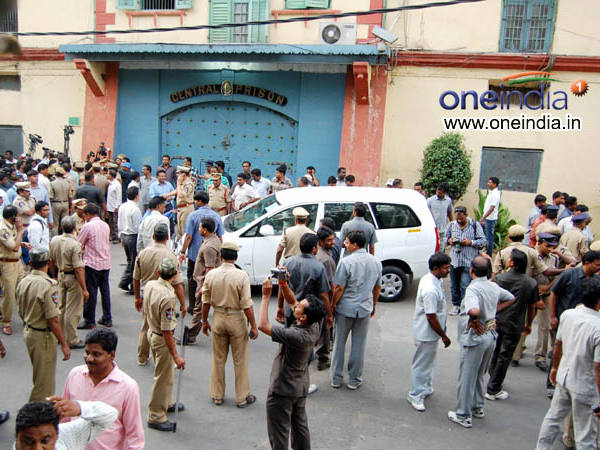 ಮನೆಯೂಟ ತಿನ್ನುವ ಭಾಗ್ಯವಿಲ್ಲ