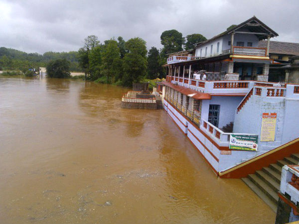 ಗುಡ್ಡ ಕುಸಿತ, ಸಂಚಾರ ಅಸ್ತವ್ಯಸ್ತ