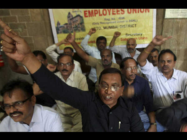 ಸಿಬ್ಬಂದಿ ಪ್ರತಿಭಟನೆ ಸಿಬ್ಬಂದಿ ಪ್ರತಿಭಟನೆ