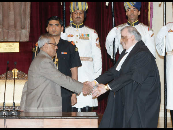 ಪ್ರಣಬ್ ಹಸ್ತಲಾಘವ