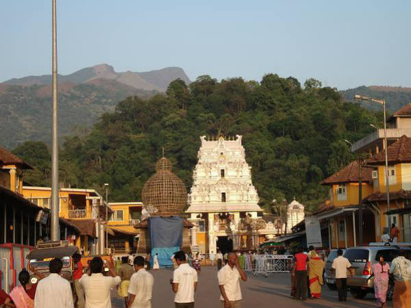 ಛತ್ರಗಳನ್ನು ತೆಗೆದು 30 ಅಂಗಡಿಗಳಿರುವ ಕಟ್ಟಡ