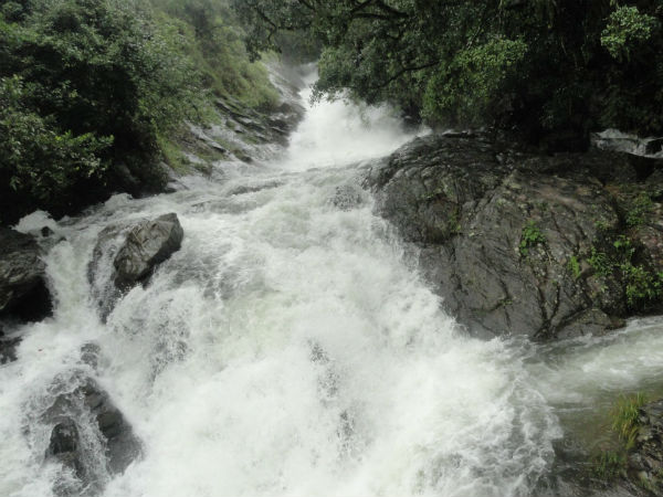 ತುಂಬಿ ಹರಿಯುತ್ತಿರುವ ಜಲಧಾರೆ