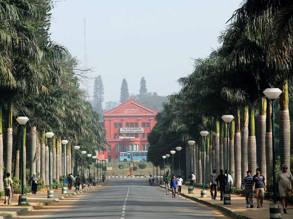 ಸಾರ್ವಜನಿಕ ಸ್ಥಳದಲ್ಲಿ ಏನು ಮಾಡಬಾರದು 