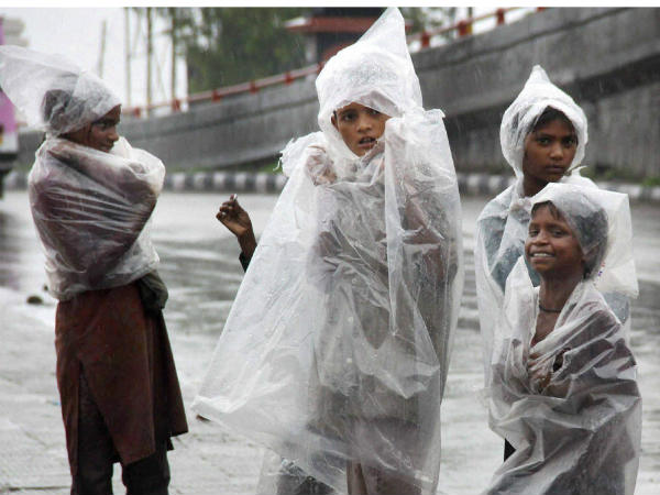 ಜಮ್ಮುವಿನ ಮಳೆಯಲ್ಲಿ ಚಿಣ್ಣರು