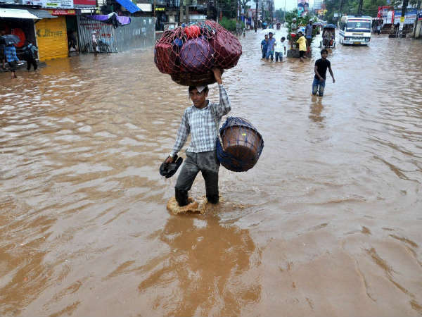 ವ್ಯಾಪಾರಿಗೂ ತಟ್ಟಿದ ಬಿಸಿ ಮಳೆಯ ಬಿಸಿ