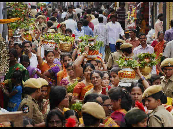 ಕುಂಭ ಹೊತ್ತ ಮಹಿಳೆಯರು