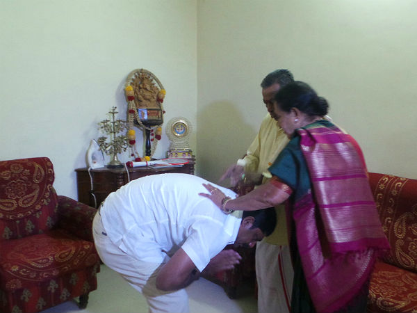 ಡಿಕೆ ಸುರೇಶ್ ಅಖಾಡಕ್ಕೆ: ಮಾತಾಪಿತೃಗಳ ಆಶೀರ್ವಾದ