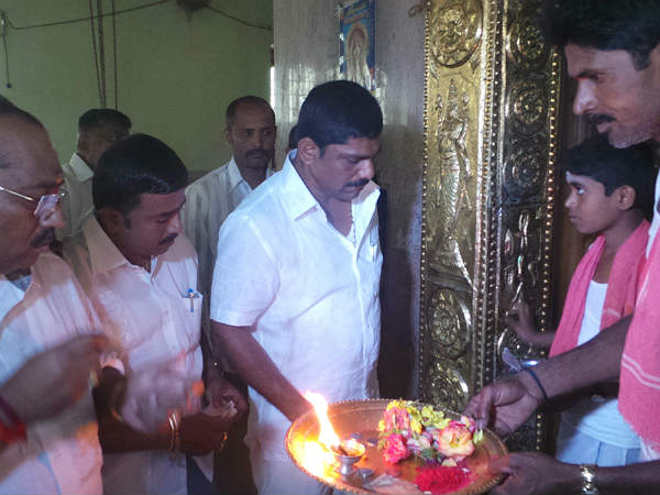 ಡಿಕೆ ಸುರೇಶ್ ಅಖಾಡಕ್ಕೆ: ದೇವಸ್ಥಾನದಲ್ಲಿ ಪೂಜೆ ಪುನಸ್ಕಾರ