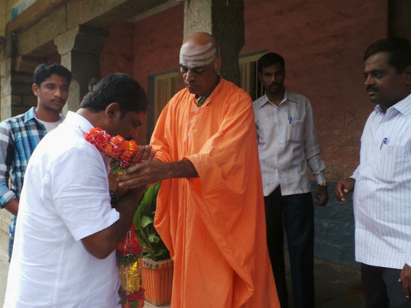 ಡಿಕೆ ಸುರೇಶ್ ಅಖಾಡಕ್ಕೆ: ಸ್ವಾಮೀಜಿ ಆಶೀರ್ವಾದ