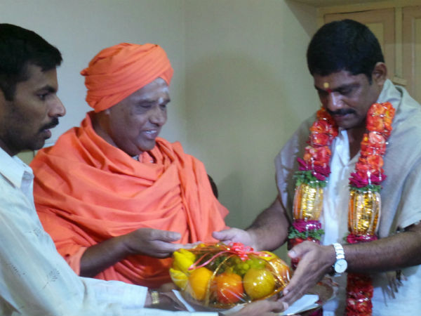 ಡಿಕೆ ಸುರೇಶ್ ಅಖಾಡಕ್ಕೆ: ಸ್ವಾಮೀಜಿಗೆ ಫಲ ಅರ್ಪಣೆ