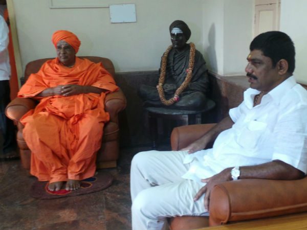 ಡಿಕೆ ಸುರೇಶ್ ಅಖಾಡಕ್ಕೆ: ಸ್ವಾಮೀಜಿ ಜತೆ ಸಮಾಲೋಚನೆ