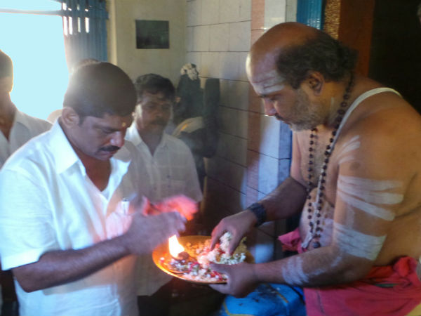 ಡಿಕೆ ಸುರೇಶ್ ಅಖಾಡಕ್ಕೆ: ದೇವಸ್ಥಾನದಲ್ಲಿ 