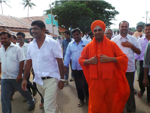 ಡಿಕೆ ಸುರೇಶ್ ಅಖಾಡಕ್ಕೆ: ಸ್ವಾಮೀಜಿ ಜತೆ ರೋಡ್ ಷೋ 