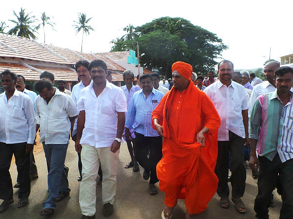 ಡಿಕೆ ಸುರೇಶ್ ಅಖಾಡಕ್ಕೆ: ಸ್ವಾಮೀಜಿ ಜತೆ ರೋಡ್ ಷೋ 