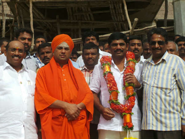 ಡಿಕೆ ಸುರೇಶ್ ಅಖಾಡಕ್ಕೆ: ಸ್ವಾಮೀಜಿ ಜತೆ ರೋಡ್ ಷೋ 