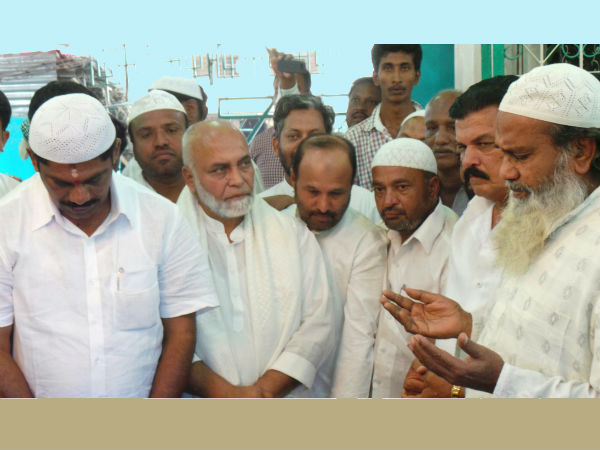 ಡಿಕೆ ಸುರೇಶ್ ಅಖಾಡಕ್ಕೆ: ಮಸೀದಿಯಲ್ಲಿ ನಮಾಜ್