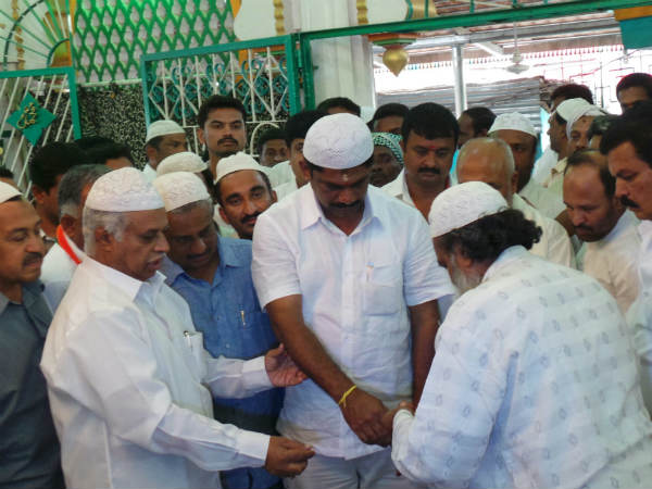 ಡಿಕೆ ಸುರೇಶ್ ಅಖಾಡಕ್ಕೆ: ಮಸೀದಿಯಲ್ಲಿ ಮುಸಲ್ಮಾನರ ಬೆಂಬಲ ಕೋರಿ 