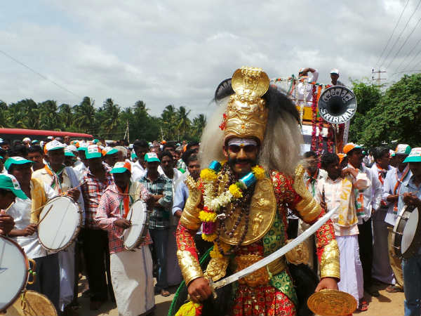 ಡಿಕೆ ಸುರೇಶ್ ಅಖಾಡಕ್ಕೆ: ರೋಡ್ ಷೋ 