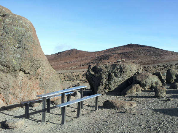ಜಾರುತ್ತಿದ್ದ ಬಂಡೆ ಮೇಲೆ ಕಷ್ಟದ ನಡಿಗೆ