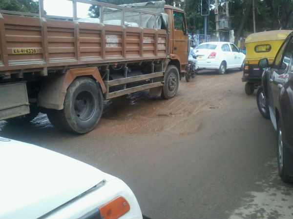 ಸವಾರರಿಗೆ ಕೊಚ್ಚೆ ನೀರಿನ ಅಭಿಷೇಕ