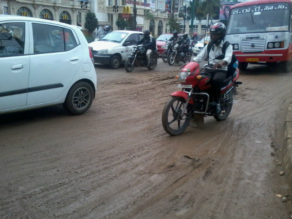 ವಿರುದ್ಧ ದಿಕ್ಕಿನಿಂದ ಬರುವ ಬೈಕು