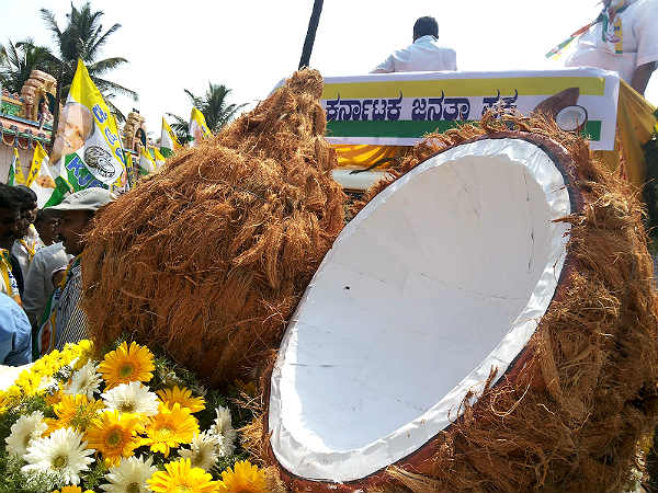 ಯಾರೆಲ್ಲಾ ಈಡುಗಾಯಿ ಹೊಡೆಯುತ್ತಿದ್ದಾರೆ? 