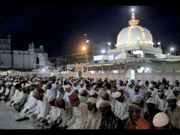 ಅಜ್ಮೇರ್ ದರ್ಗಾದಲ್ಲಿ ಅಜ್ಮೇರ್ ದರ್ಗಾದಲ್ಲಿ