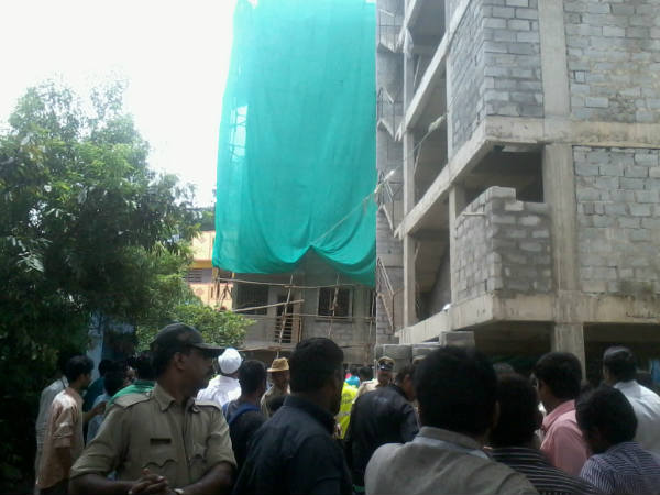 ಎರಡು ಕಟ್ಟಡಗಳಿವೆ