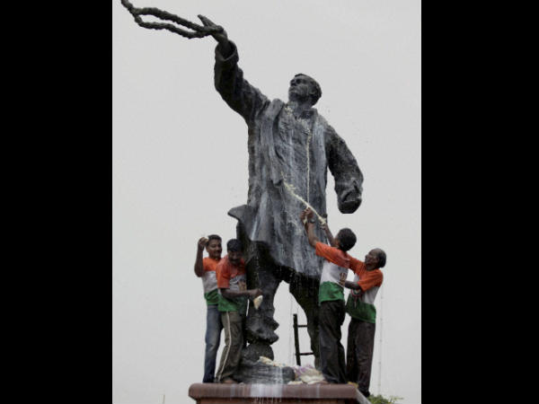 ರಾಜೀವ್ ಗಾಂಧಿಗೆ ಕ್ಷೀರಾಭಿಷೇಕ
