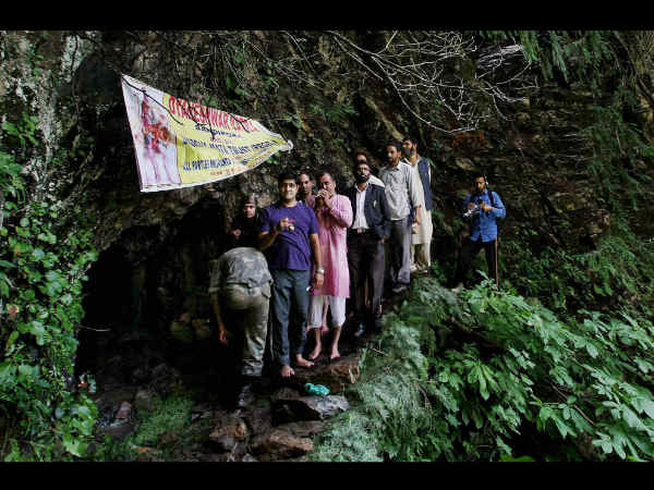 ಗುಹೆ ಬಳಿ ಪಂಡಿತರು